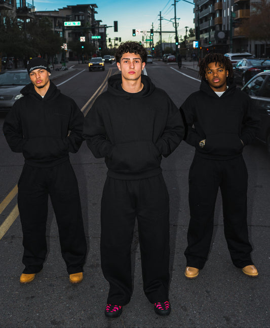 HEAVYWEIGHT SWEATS ON 3 MODELS IN THE MIDDLE OF THE STREET